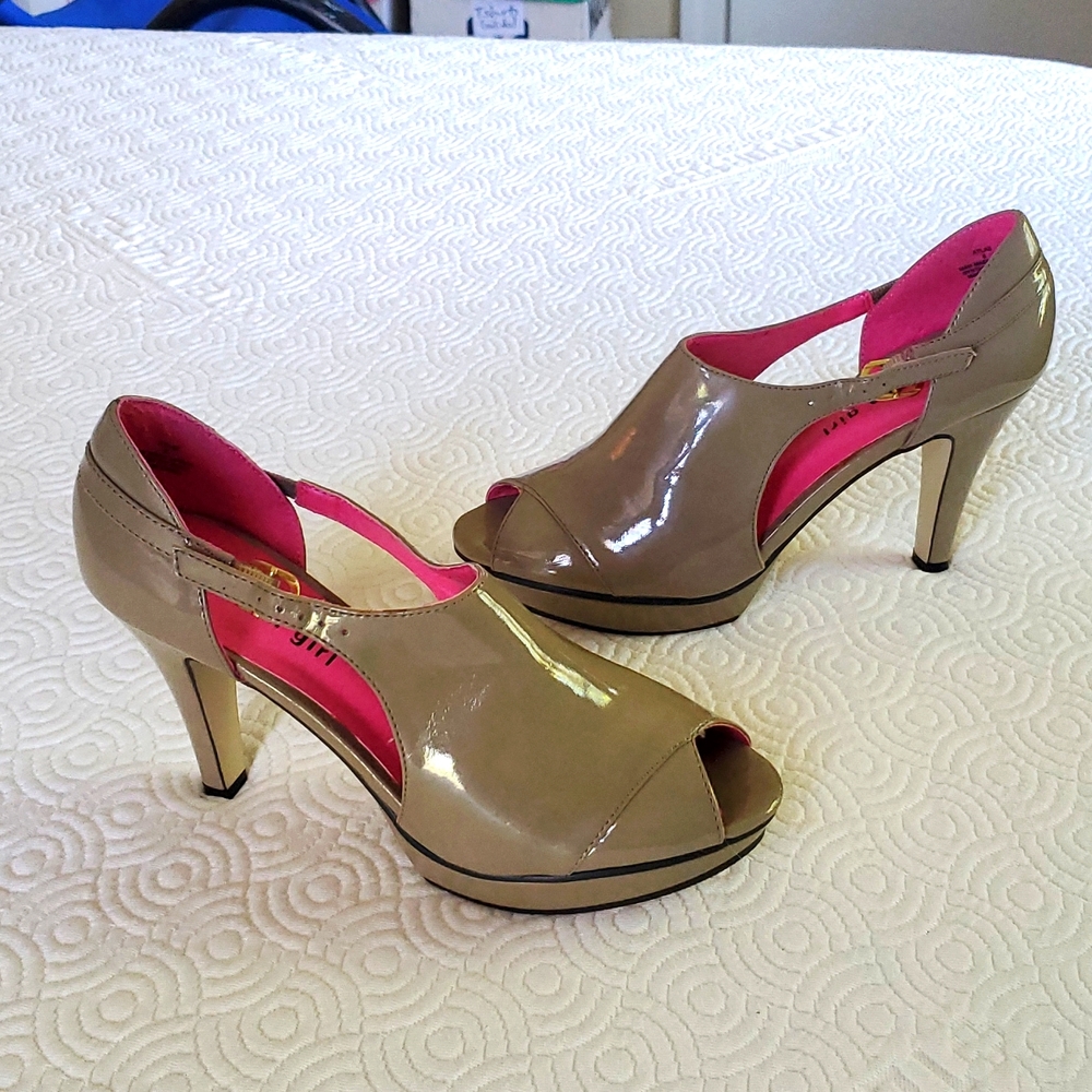 Madden Girl Size 8 Taupe/Tan Peeptoe Pump Heel